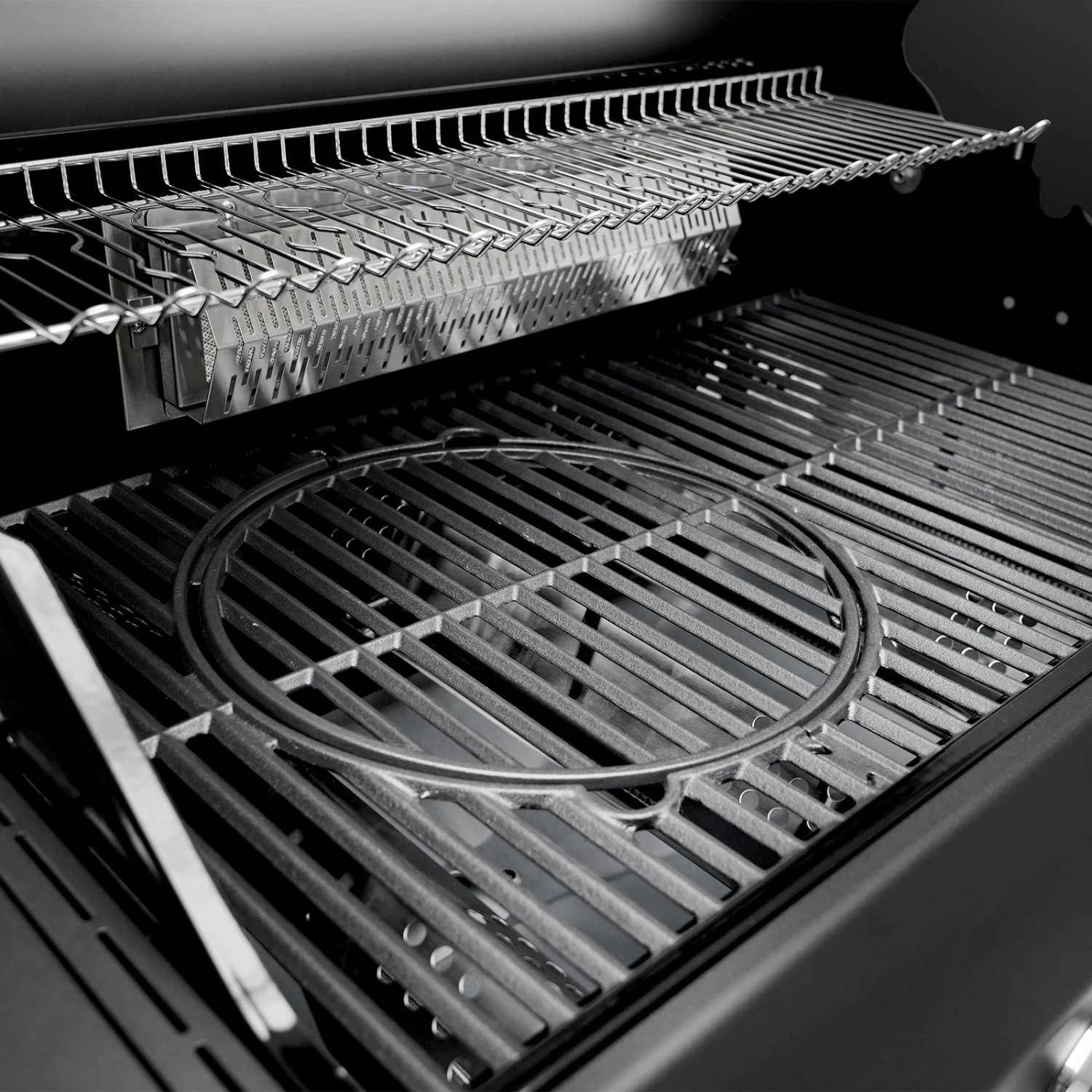 Detailaufnahme: Taino Platinum Yamara Dark 4+2 Gasgrill mit Grillrost, Warmhalterost und Sear-Zone.