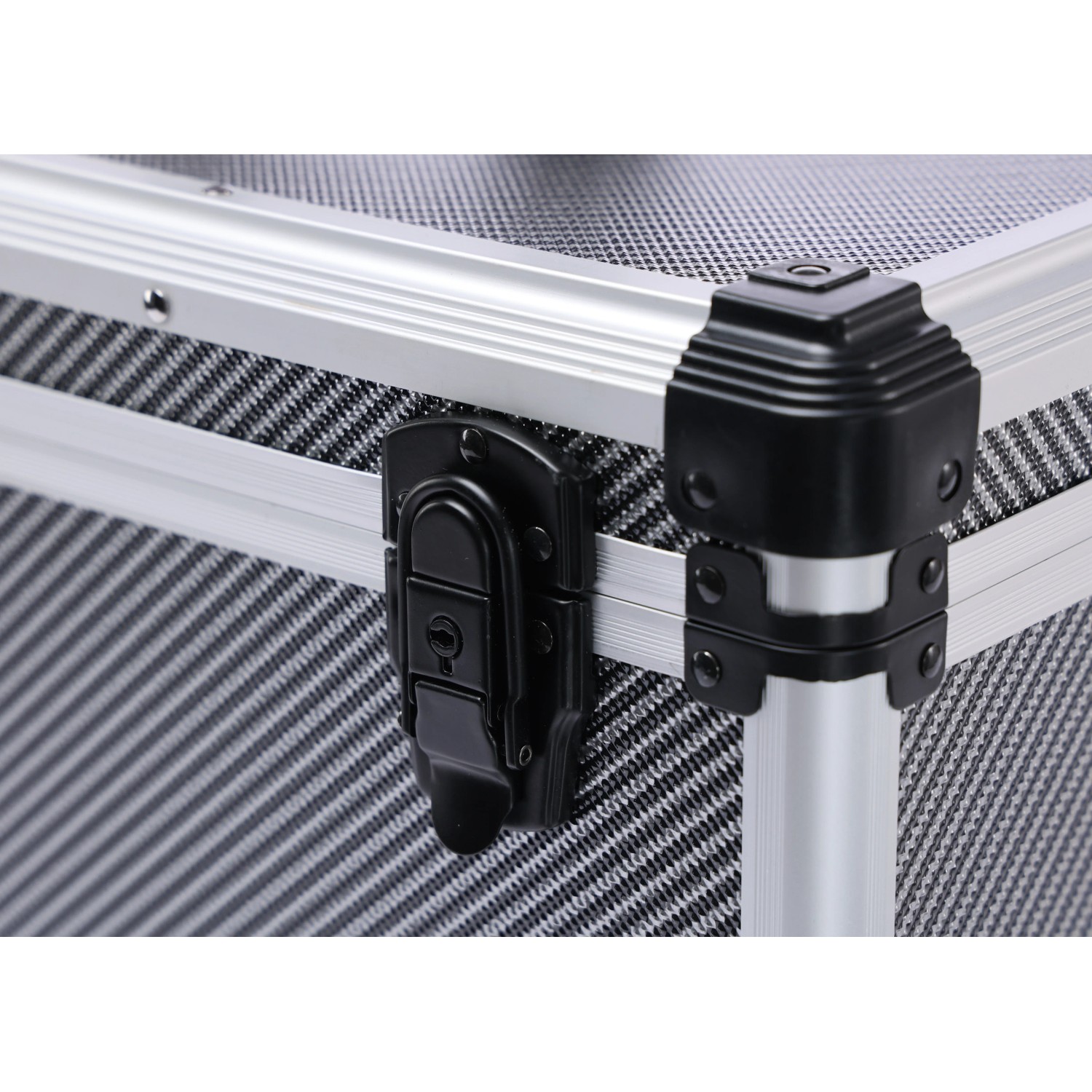 Detailansicht: LUX Aluminium Werkzeugkoffer mit Verschluss und Kantenschutz.