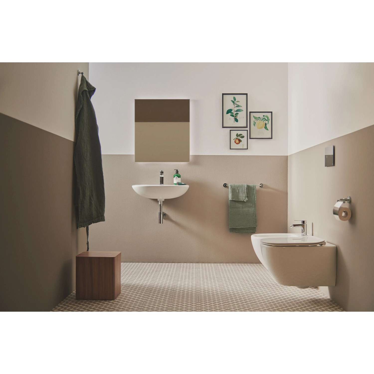 Modernes Bad mit Ideal Standard Waschtischarmatur Cerafine D H105 Chrom und passender Einrichtung.