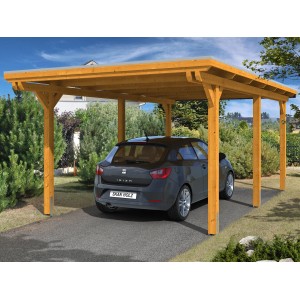 Skan Holz Einzelcarport aus Leimholz in Eiche hell mit Auto. Flaches Dach mit Regenrinne.