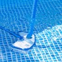 Amapool Pool-Bodensauger Deluxe im Einsatz unter Wasser. Blaue Poolbürste mit Schlauch zur Reinigung.
