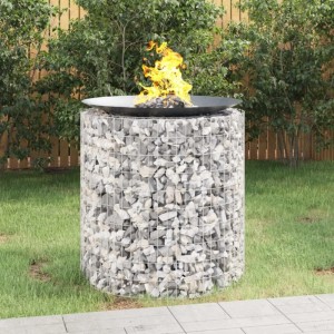 Runde Gabionen-Feuerstelle aus verzinktem Eisen, gefüllt mit Steinen, mit Feuer.