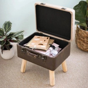 Brauner Vintage-Sitzhocker Koffer mit Stauraum, geöffnet, gefüllt mit Notizbüchern. Holzbeine.