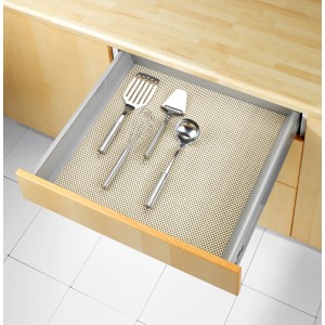 Beige Wenko Anti-Rutsch-Matte 150x50 cm im Schubfach mit Küchenhelfern.