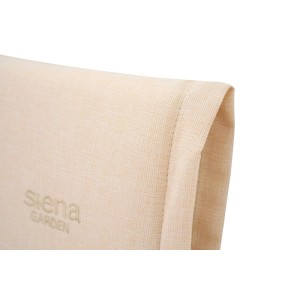 Detailansicht der Siena Garden Relaxauflage Stella in Ecru. Sichtbar sind die feine Stofftextur, eine Naht und das gestickte Logo.