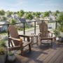 Braune ML-Design Adirondack Gartenstühle mit Getränkehalter auf einer Terrasse.