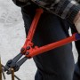 Mann schneidet mit Knipex Bolzenschneider Stahl. Zange mit roten Griffen.