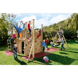 Großer Winnetoo Giga-Turm aus Holz mit Kletterwand, Schaukel und vielen spielenden Kindern im Garten.