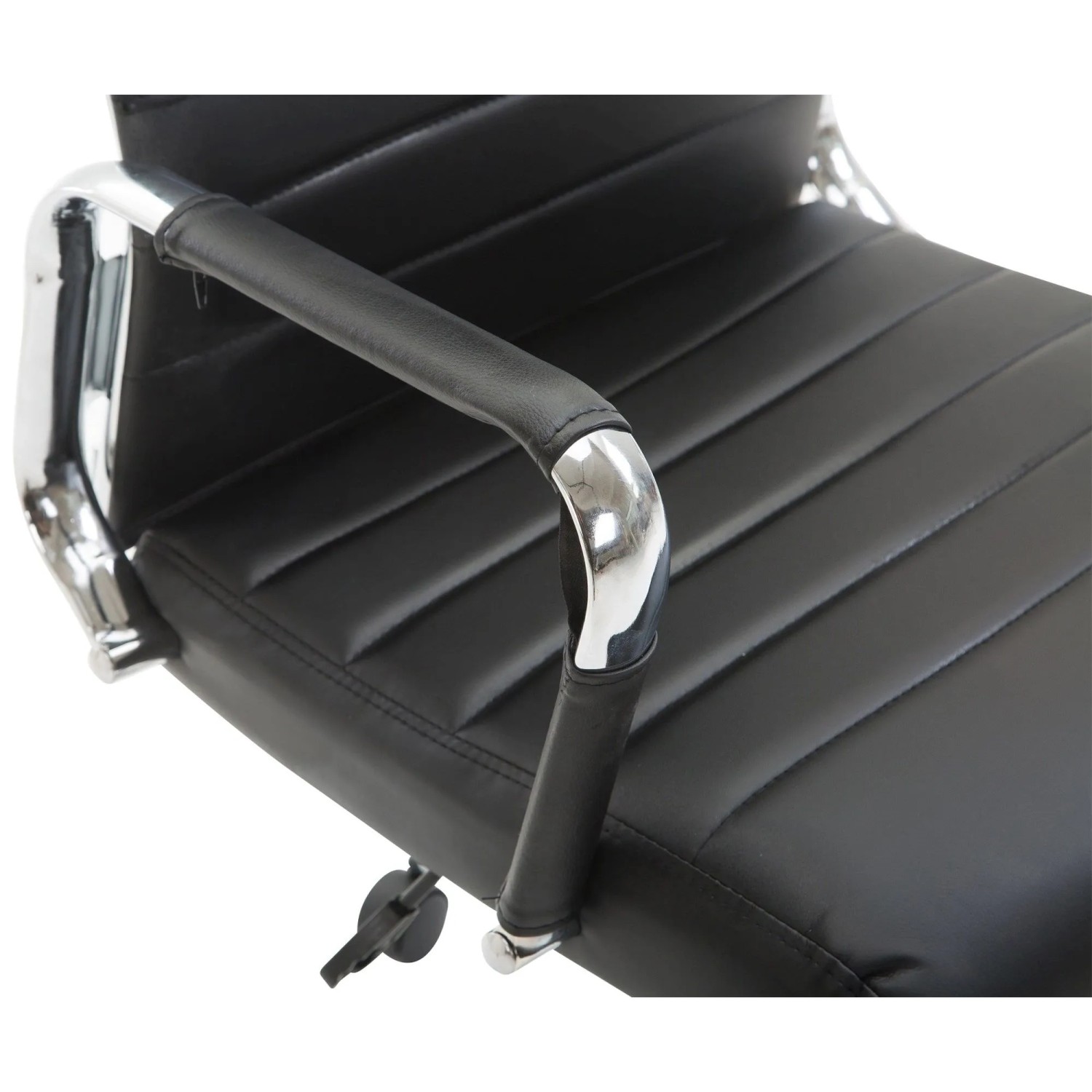 Detailansicht: Ergonomischer, schwarzer DELUKE Bürostuhl SONOD mit Chrom-Armlehnen.