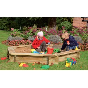 Grüner 6-Eck Sandkasten Benny aus Holz mit spielenden Kindern und Sandspielzeug.