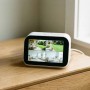 Weißer Touchscreen-Monitor des Technaxx Mini-Überwachungskamera-Sets mit 4-Kanal-Live-Ansicht von Innen- und Außenbereichen.