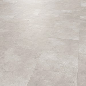 Verlegte, matte, hellgraue Bodenfliesen aus Feinsteinzeug Ektos, 59,8x29,8 cm.