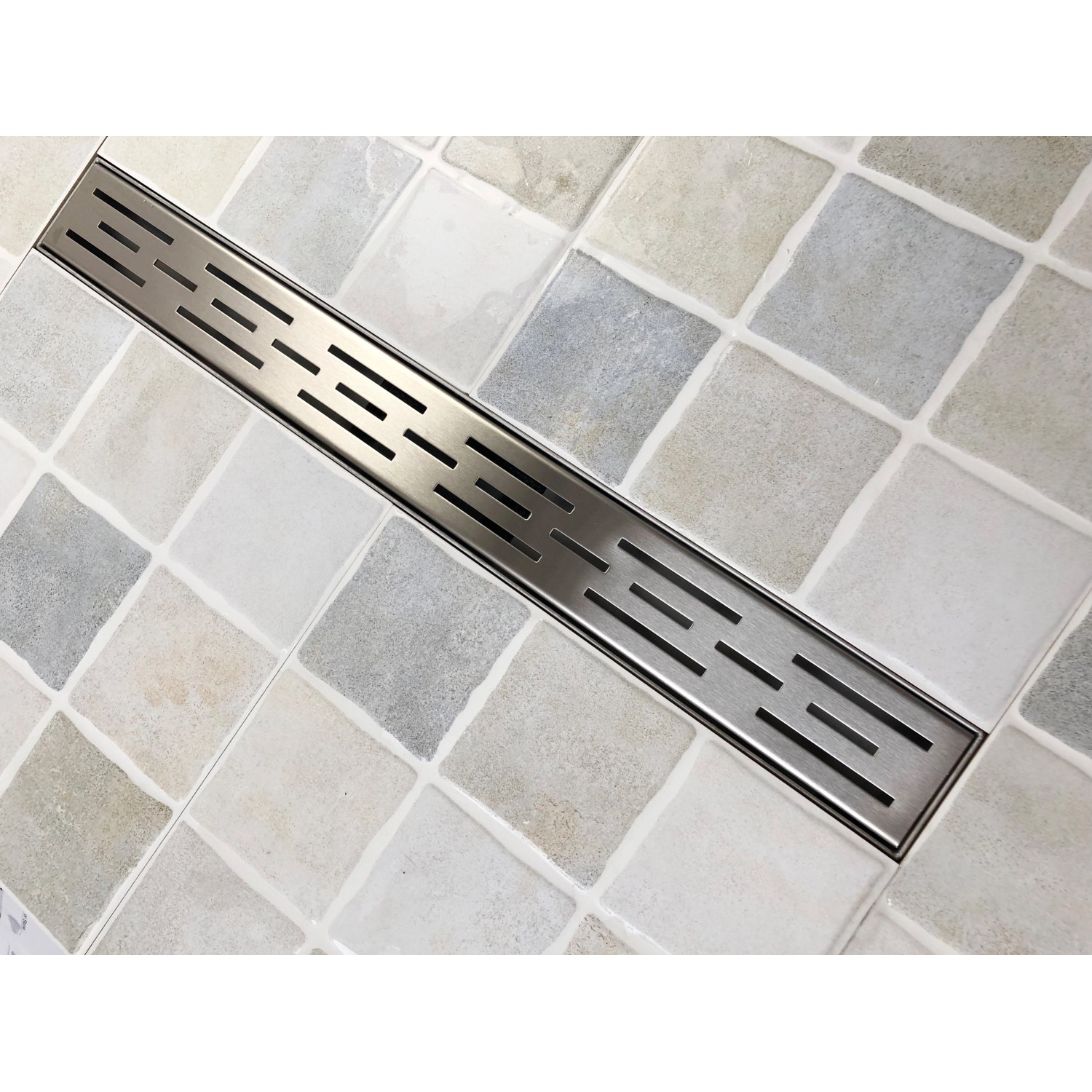 Verosan+ Duschrinne Isel 90 cm aus Edelstahl, eingebaut in gefliestem Duschboden.