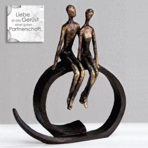 Dekorative Gilde Skulptur Close: bronzefarbenes Paar auf schwarzer, matter Basis. Inkl. Spruchkarte. 35 cm hoch.