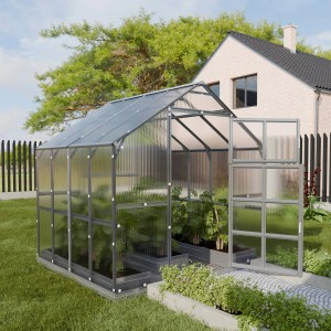Klasika House Gewächshaus 4.98m² mit Polycarbonatabdeckung im Garten.