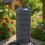 Marmorierter KMND 505L Trinkwasser Wassertank im Garten mit Schlauch. Ideal für Regenwasser & Gartenbewässerung.