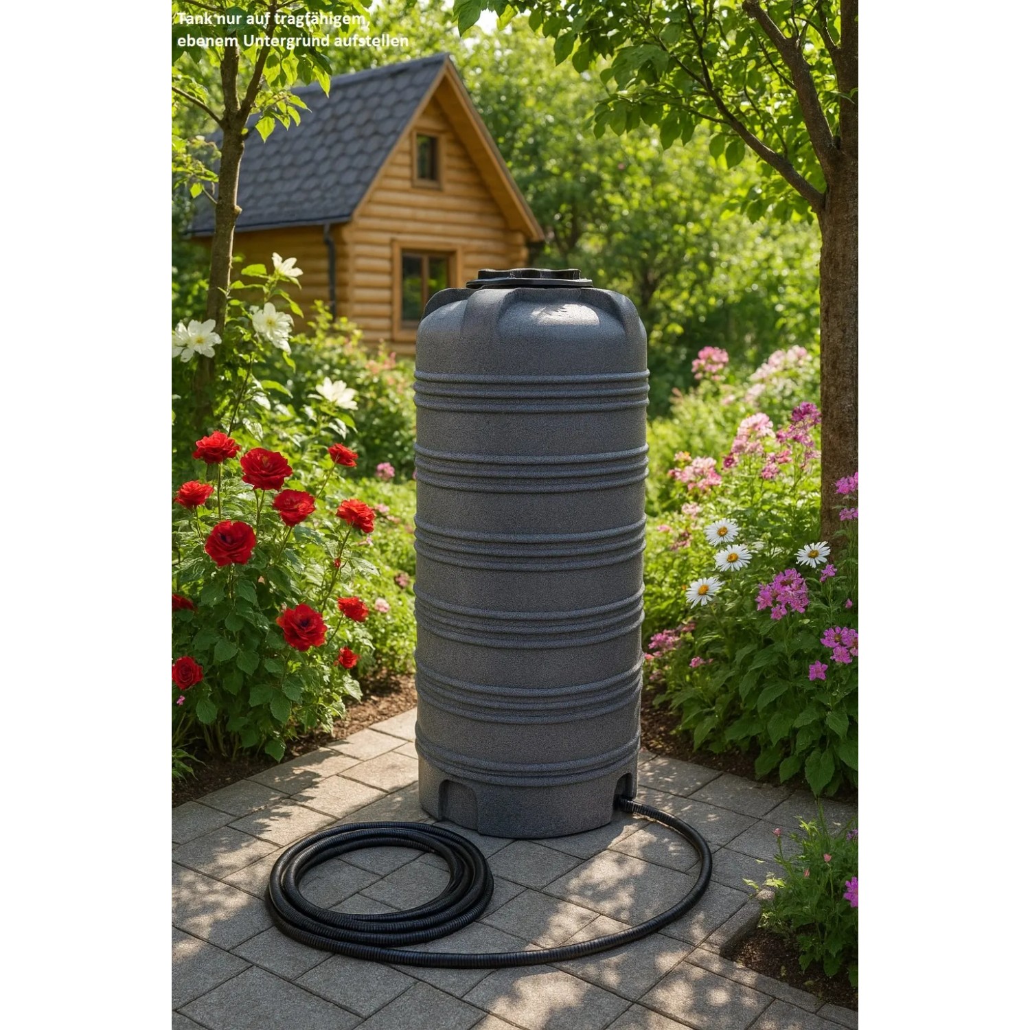 Marmorierter KMND 505L Trinkwasser Wassertank im Garten mit Schlauch. Ideal für Regenwasser & Gartenbewässerung.