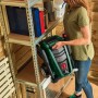 Bosch Hochdruckreiniger UniversalAquatak 125 wird von einer Frau aus einem Regal genommen.