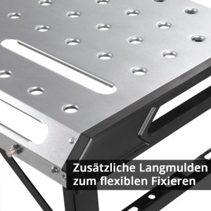 Nahaufnahme der gelochten Arbeitsfläche des STAHLWERK Schweißtisches mit Langmulden zum Fixieren von Spannwerkzeugen.