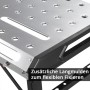 Nahaufnahme der gelochten Arbeitsfläche des STAHLWERK Schweißtisches mit Langmulden zum Fixieren von Spannwerkzeugen.