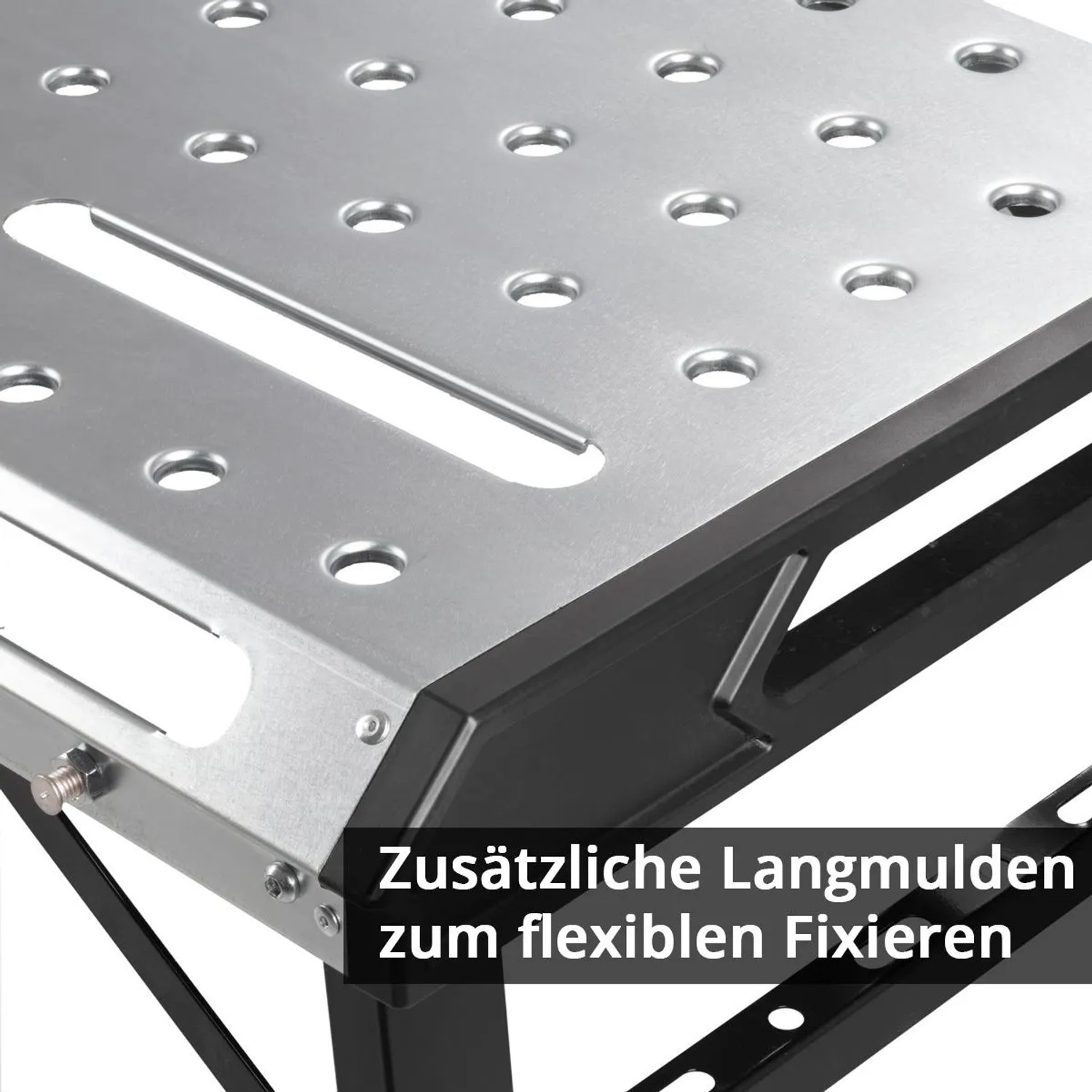 Nahaufnahme der gelochten Arbeitsfläche des STAHLWERK Schweißtisches mit Langmulden zum Fixieren von Spannwerkzeugen.