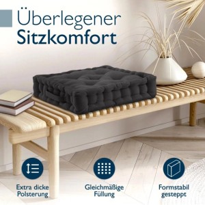 Anthrazitfarbenes Beautissu Mila Stuhlkissen 40x40x8cm, dick und gesteppt, mit Tragegriff auf Holzbank.