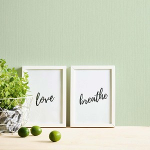 Mintfarbene Vliestapete mit Linien-Design im Schlafzimmer, kombiniert mit Deko-Elementen.