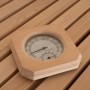 Thermo-Hygrometer aus Holz auf Saunabank der SKYLINE BIG Sauna aus Tannenholz.