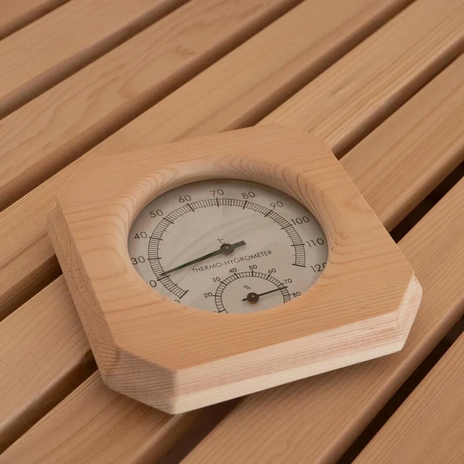 Thermo-Hygrometer aus Holz auf Saunabank der SKYLINE BIG Sauna aus Tannenholz.