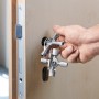 Knipex TwinKey 95 mm Universal-Schlüssel im Einsatz an einer Tür.