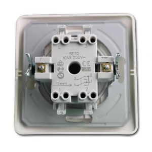 TEM EKONOMIK Kreuzschalter, weiß, 250V 10A, Unterputz-Montage, Detailansicht der Rückseite.