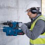 Bosch Professional Akku-Bohrhammer GBH 18V-28 CF im Einsatz beim Bohren in Betonwand.