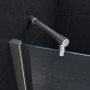Detailaufnahme: Glasdeals Nischentür ENTRARO mit Stabilisierungsstange und Chrom-Profil.