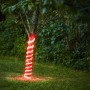 Rotes Eglo LED-Leuchtband Flatneonled (500 cm) um einen Baum gewickelt, für dekorative Außenbeleuchtung.