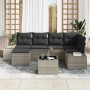 Hellgraues 7-teiliges Garten-Sofa-Set aus Poly Rattan mit grauen Kissen und Tisch.