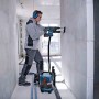 Bosch Professional Akku-Industriestaubsauger GAS 18V-10 L im Einsatz mit Bohrmaschine.