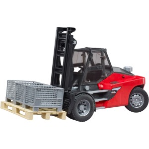 Bruder Linde HT160D Spielzeug Stapler mit Palette und Gitterboxen, rot/schwarz, für Kinder ab 4 Jahren.
