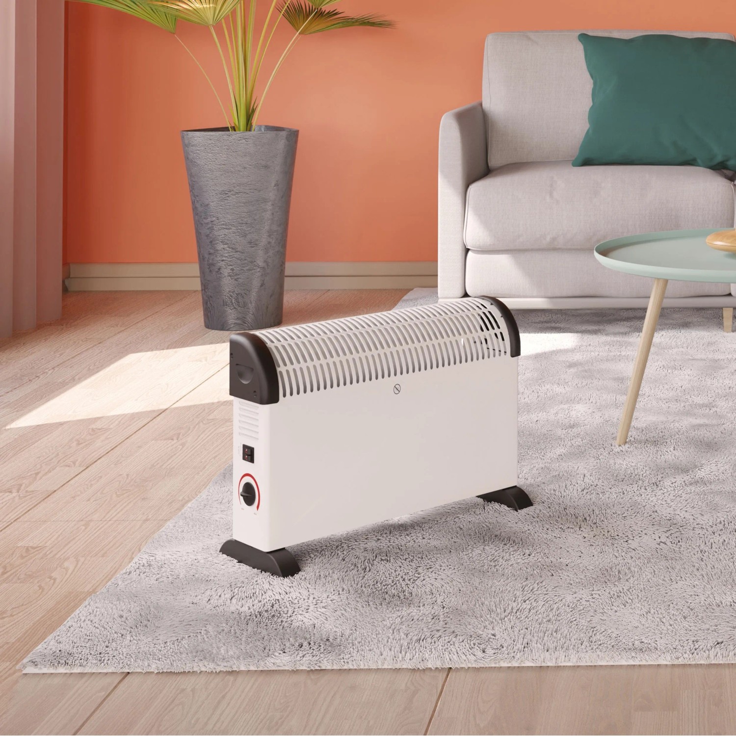 Weißer Konvektorheizer Idala 2000 W im Wohnraum auf Teppich.