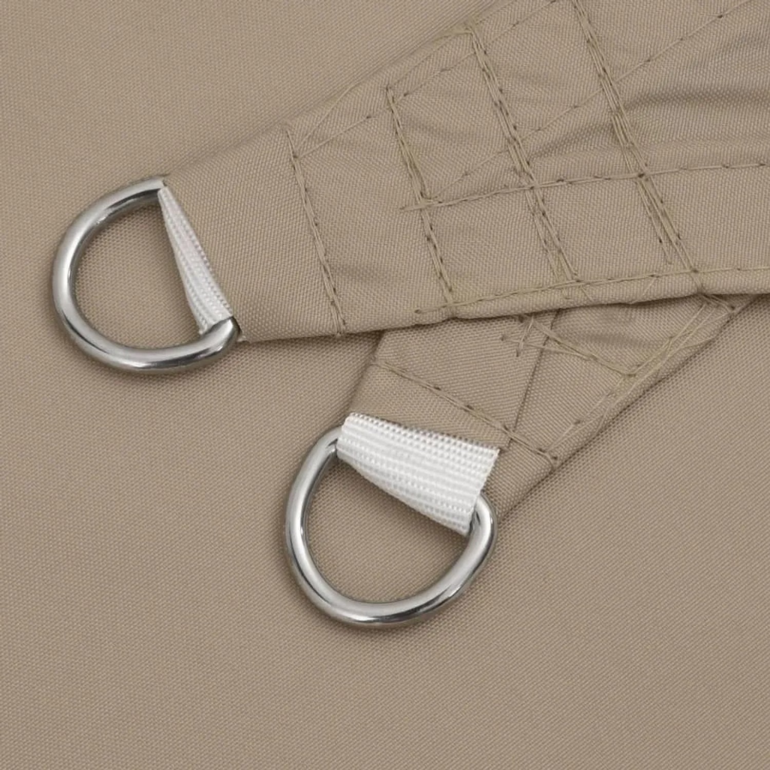 Taupe Sonnensegel Ecke mit robustem Edelstahl D-Ring und verstärkten Nähten aus Oxford-Gewebe. Quadratische Befestigung.
