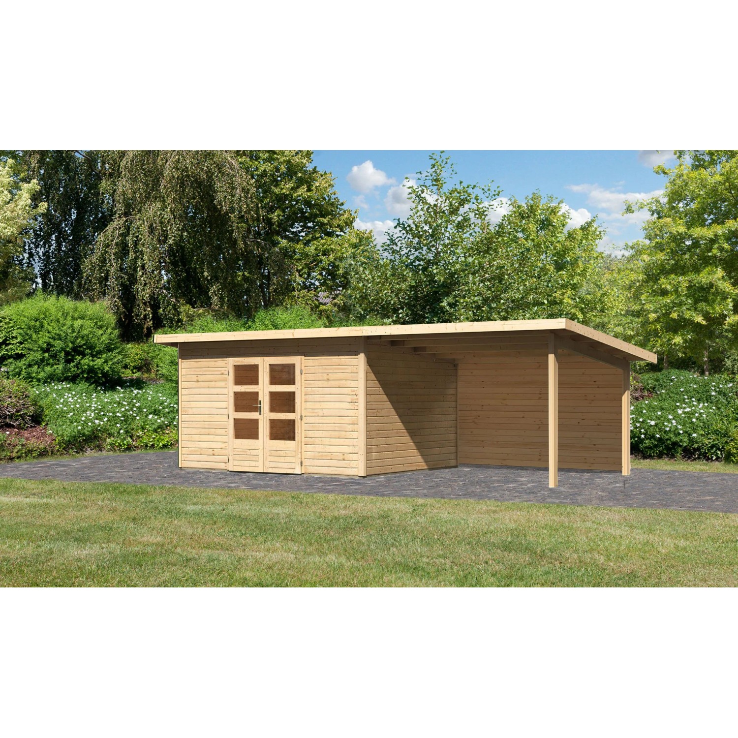 Unbehandeltes Karibu Holz-Gartenhaus Karlskoga 4 mit Pultdach und Anbau im Garten.