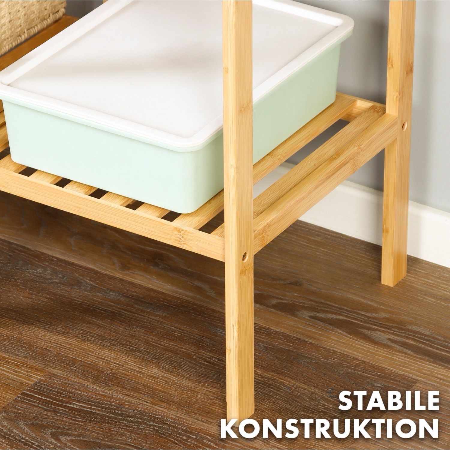 Detailaufnahme: KARAT Bambus Standregal Lowa mit Ablage und Box. Robustes Holzregal.
