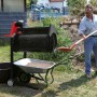 Scheppach Gartenrollsieb RS 400 beim Sieben von Erde in Schubkarre. Kompostsieb mit Mann.