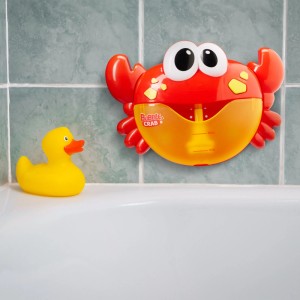 Rot-orange Relaxdays Badewannenspielzeug Krabbe aus Kunststoff, schaumbildend mit Musik, an Fliesen über Badewanne für Kinder.