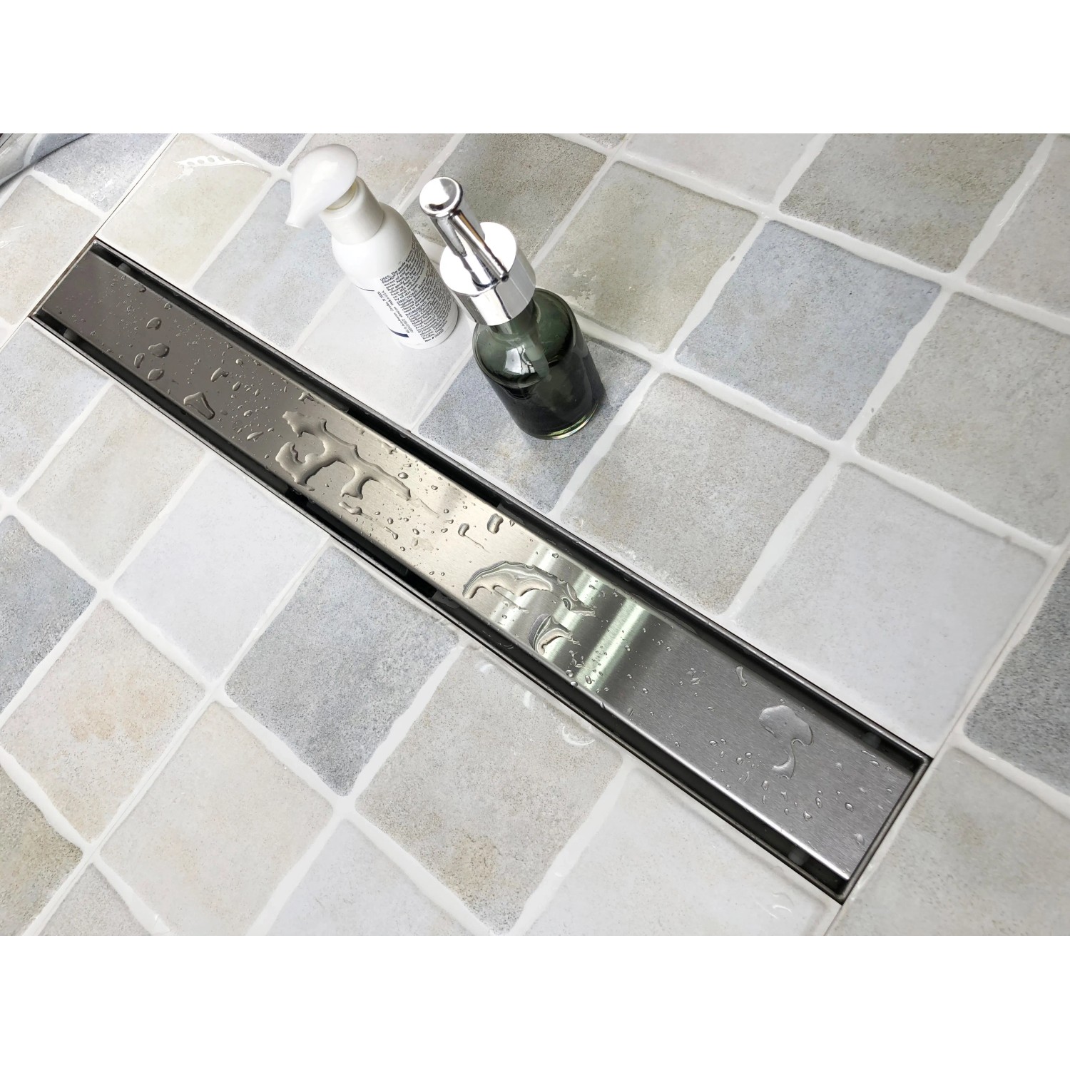 Verosan+ Duschrinne Lech 80 cm aus Edelstahl, eingebaut im Badezimmer.