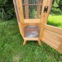 Offene, sechseckige Promadino Vogelvoliere aus Holz mit Bitumendach und verzinkter Stahlwanne.