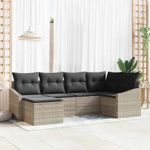 L-förmige hellgraue Poly Rattan Garten Essgruppe mit dunklen Kissen und Stauraum, modular, auf Terrasse.