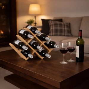 Weinregal aus Bambus für 8 Flaschen, stehend auf einem Tisch mit Wein und Gläsern.