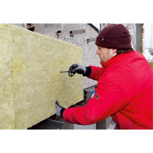 Rockwool Fixrock Fassadendämmung WLG 035, 60mm: Mann befestigt Dämmplatte an Fassade.