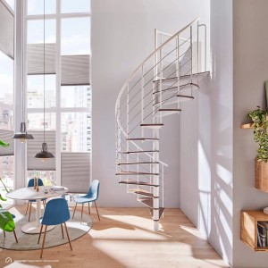 Intercon Select Wendeltreppe in Polar-Weiß mit dunklen Buchenstufen im modernen Wohnraum. Stilvolle Innentreppe.