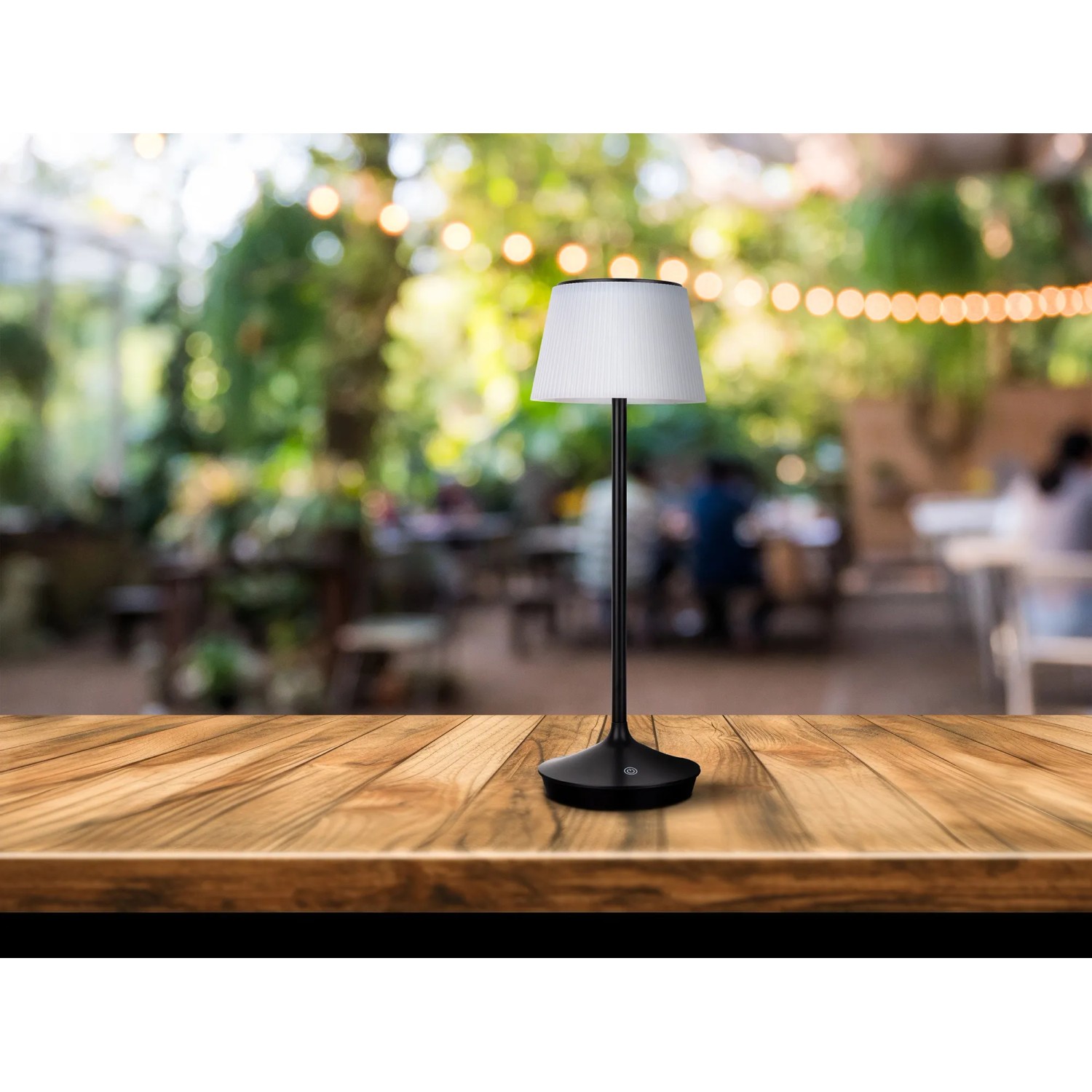 Schwarze LED Solar Tischleuchte Emmi von Näve, Ø 13 cm, 38 cm hoch, auf Holztisch im Außenbereich.